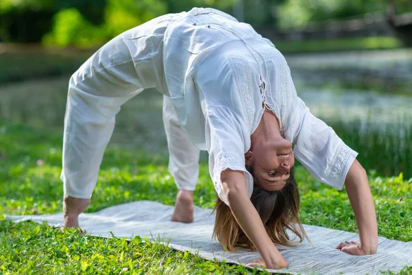 Donna Che Pratica Con Grazia Yoga Immersa Nella Natura Pace — Foto Stock