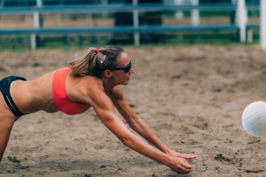 Plaj Voleybolcuları Topa Vuruyor