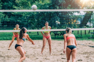 Kadın takımında plaj voleybolu oynamaktadır