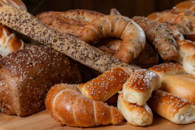 Konforlu bir yerde taze pişmiş çeşitlilik. Lezzetli Ekmek ve Fırınlanmış Mallar