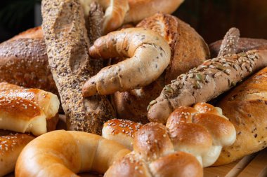 Enfes fırın kreasyonları. Yakın çekimde taze ekmekler ve enfes fırınlanmış ikramlar sergileniyor.