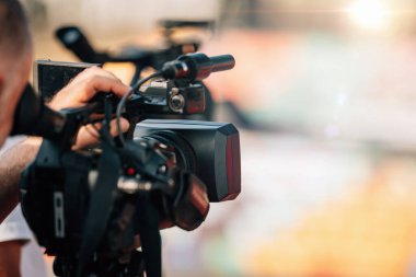 Halka açık etkinlik. Açık hava basın konferansında televizyon kameraları