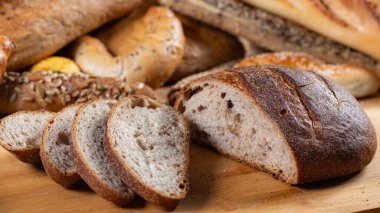 Masada mükemmel dilimlenmiş ekmek..  