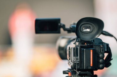 Halka açık etkinlik. Açık hava basın konferansında televizyon kameraları