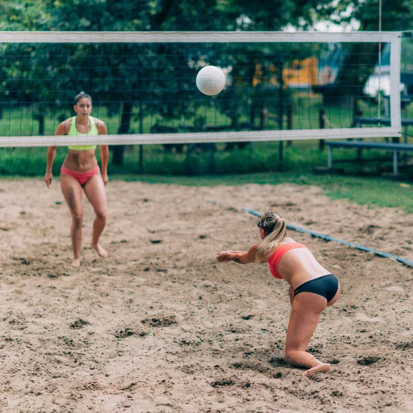 Jeunes Femmes Jouant Beach Volley — Photo
