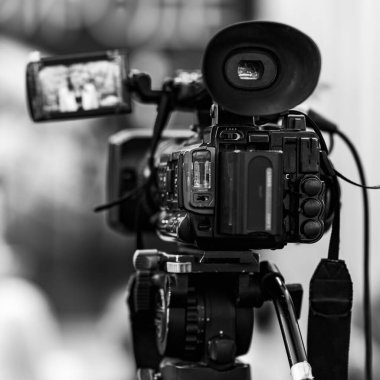 Halka açık etkinlik. Açık hava basın konferansında televizyon kameraları