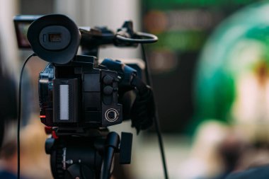 Halka açık etkinlik. Açık hava basın konferansında televizyon kameraları