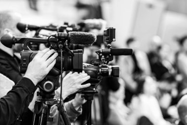 Bir basın konferansında kameralar, Yeşil Enerji Kamu Medyası İçerde Olay