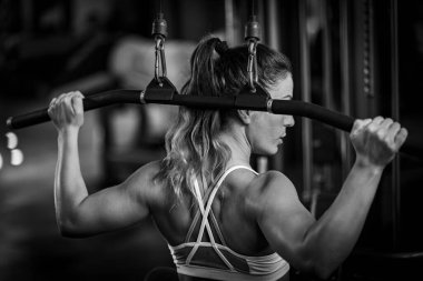 Spor salonunda spor yapan kadın sporcu, siyah ve beyaz.