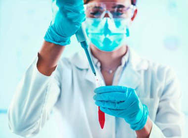 Laboratuvarda çalışan kadın bilim adamları. Yaşam Bilimi Araştırma Laboratuarı