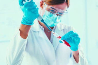 Biyoteknoloji. Mikro pipetli laboratuvar teknisyeni.