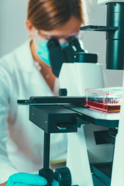  Örnekleri laboratuvar araştırma kadın bilim adamı