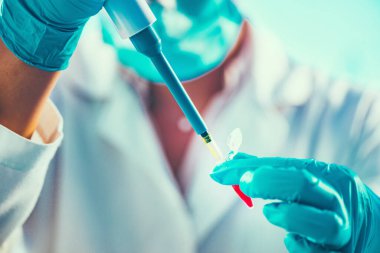 Kadın araştırmacı mikro pipet kullanarak