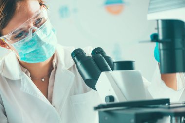  Örnekleri laboratuvar araştırma kadın bilim adamı