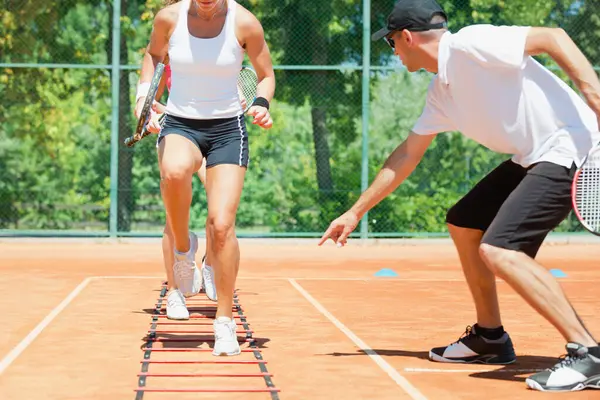 Groupe Énergique Participant Une Séance Entraînement Cardio Tennis Haute Énergie — Photo