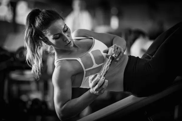 Female Athlete Doing Sit Exercise Dumbbells Gym Black White — Stock Photo, Image