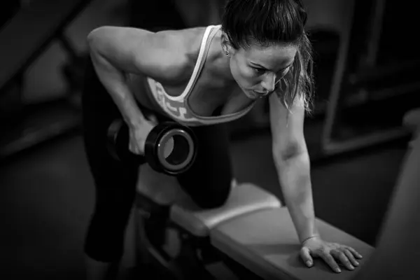Vrouw Doet Triceps Krachttraining Een Sportschool Zwart Wit — Stockfoto
