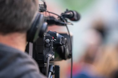 Sahne arkasında, bir medya kamerası dinamik bir olayın büyüleyici anlarını yakalıyor.. 