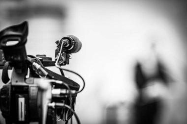 Bir basın toplantısında kamera kaydı. Canlı yayın.