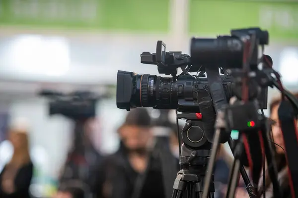 Mediekameror Fokuserar Att Fånga Pulsen Pulserande Mediahändelse — Stockfoto