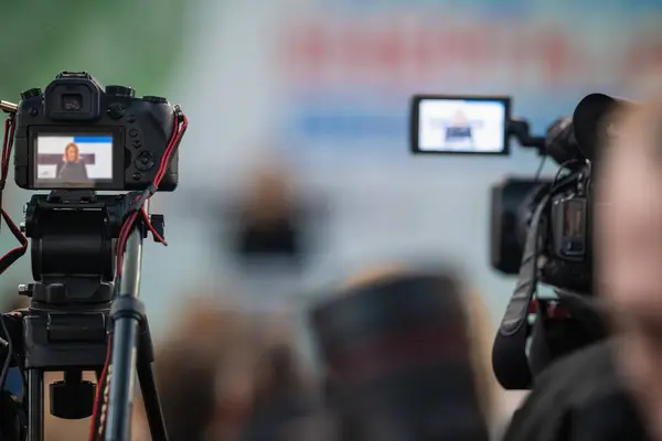 Mediekameran Fokuserar Att Fånga Pulsen Pulserande Mediahändelse — Stockfoto