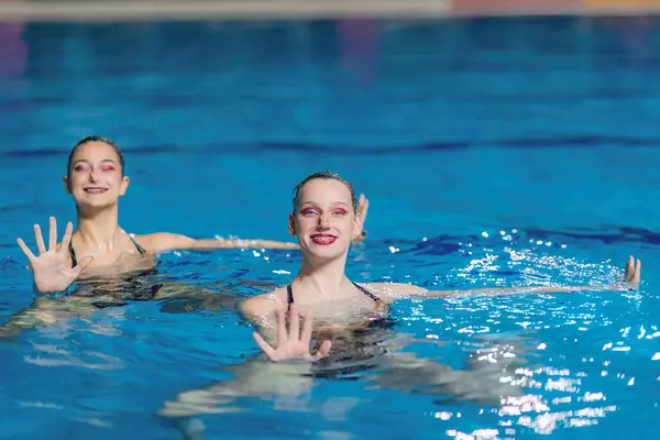 Eleganza Duetto Femminile Nuoto Sincronizzato Durante Loro Allenamento Padroneggiare Muove — Foto Stock