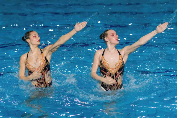 Genade Precisie Van Een Gesynchroniseerd Zwemduet Waarbij Twee Performers Perfecte — Stockfoto