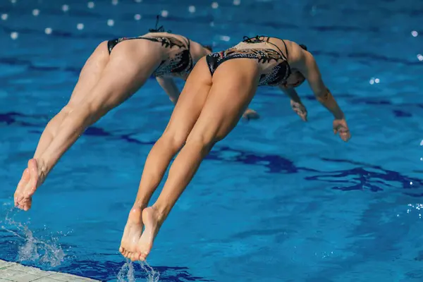 Gesynchroniseerde Gratie Het Duo Springen Het Zwembad Presentatie Van Vaardigheid — Stockfoto