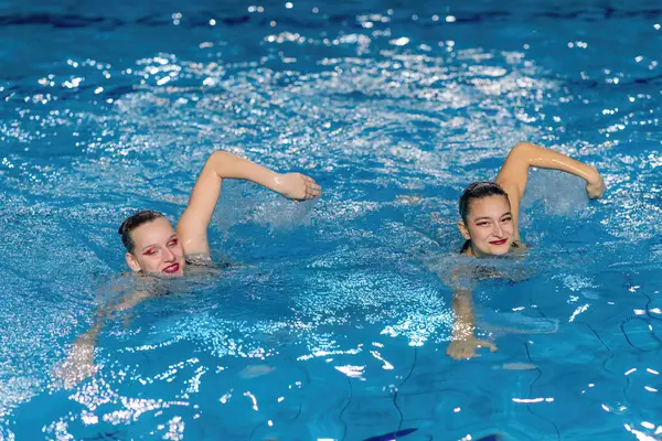 Přesnost Elegance Jak Synchronizované Plavecké Duo Provádí Svou Okouzlující Rutinu — Stock fotografie