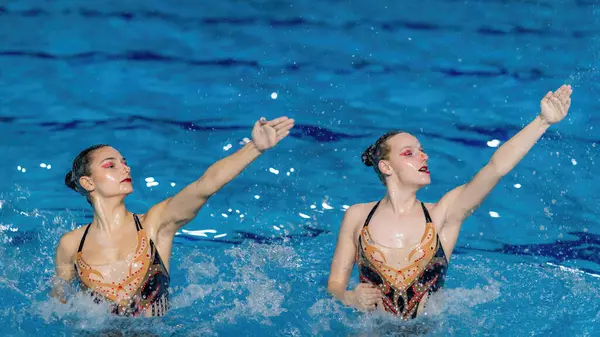Kunstneri Synkroniseret Svømning Duet Leverer Fantastisk Ydeevne Blanding Elegance Præcision - Stock-foto