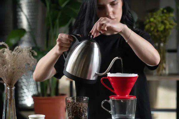 Kadın Barista Kahve Yapıyor Kahve Telvesine Sıcak Döküyor — Stok fotoğraf