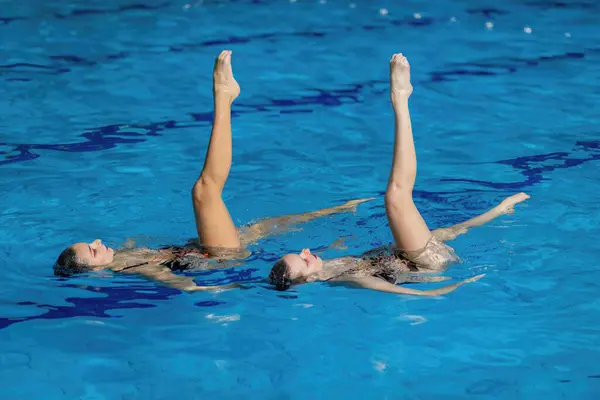 Aquatic Poetry Synchronized Swimming Duet Crafting Mesmerizing Dance Shimmering Pool — Stock Photo, Image