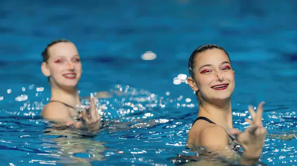 Synchronized Swimming Dynamic Duet Brings Fluid Artistry Pool Graceful Movements — Stock Photo, Image