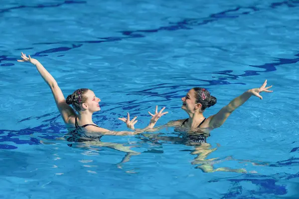 Prestanda Kvinnlig Synkroniserad Simning Duo Med Flytande Rörelser Och Synkroniserad — Stockfoto