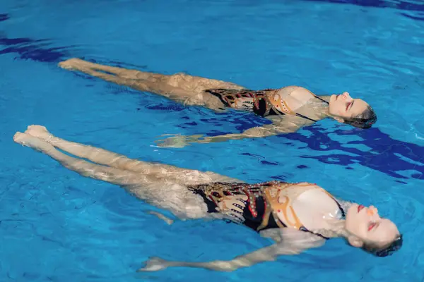 Vrouwelijk Gesynchroniseerd Zwemduet Perfectioneert Hun Routine Toegewijde Training Het Mengen — Stockfoto