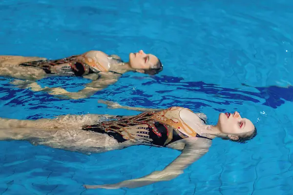 Vrouwelijk Gesynchroniseerd Zwemduet Perfectioneert Hun Routine Toegewijde Training Het Mengen — Stockfoto
