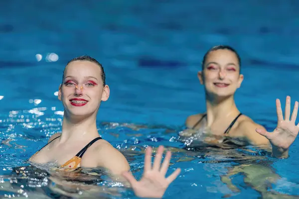Performance Kvinnlig Synkroniserad Simning Duo Deras Flytande Rörelser Och Synkroniserad — Stockfoto