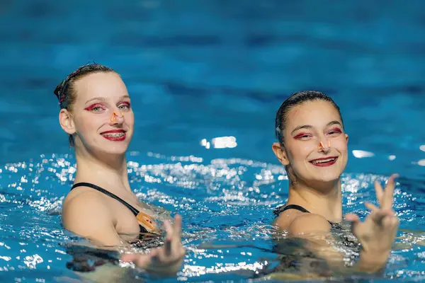 同步游泳作为一种动态的二重唱 给游泳池带来了流畅的艺术性 优美的动作和同步的精准吸引了迷人的水上舞蹈 — 图库照片