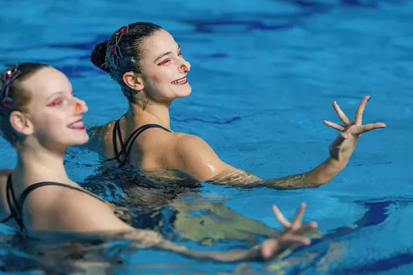 Nadar Sincronizado Como Dueto Dinâmico Traz Arte Fluida Para Piscina — Fotografia de Stock
