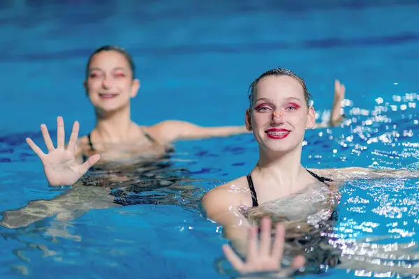 Elegantie Van Een Synchroon Zwemmend Vrouwelijk Duet Tijdens Hun Training — Stockfoto