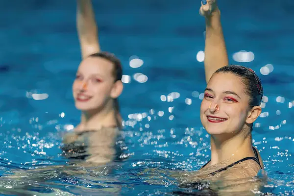 Duetto Nuoto Sincronizzato Incanta Piscina Con Loro Danza Graziosa Una — Foto Stock