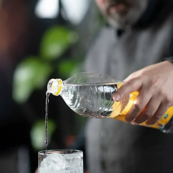 Bartender Hands Pouring High Quality Tonic Preparing Gin Tonic Cocktail — Stock Photo, Image