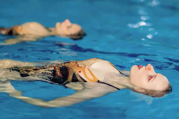 Kobiecy Duet Pływacki Synchroniczny Doskonali Swoją Rutynę Dedykowanym Treningu — Zdjęcie stockowe