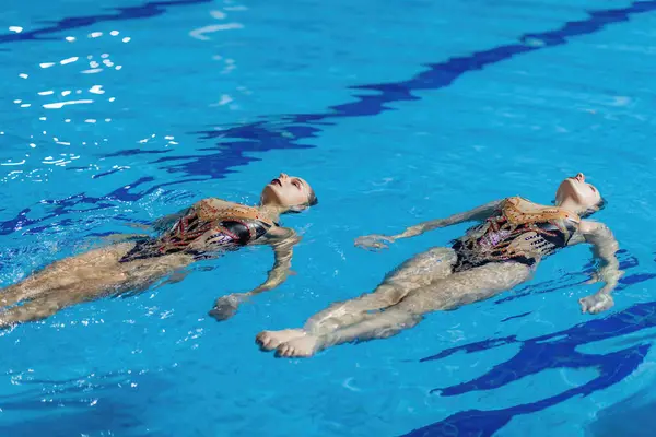 Senkronize Yüzme Düeti Her Akışkan Hareketle Kendini Adamış Eğitim Uyum — Stok fotoğraf