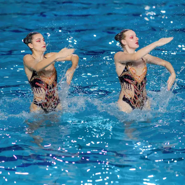 Synchronized Swimming Mesmerizing Duet Delivers Stunning Performance Blending Elegance Precision — Stock Photo, Image