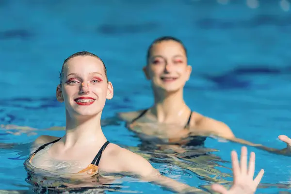Dişi Bir Senkronize Yüzme Ikilisinin Performansı Akışkan Hareketleri Senkronize Zarafetiyle — Stok fotoğraf