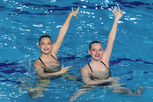 Gesynchroniseerd Zwemduet Dansen Het Glinsterende Zwembadwater Een Perfecte Mix Van — Stockfoto