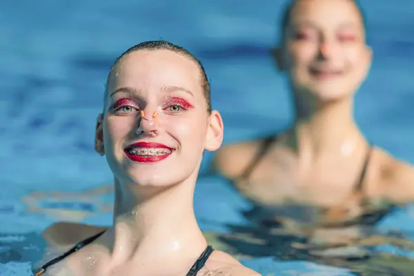 Prestaties Van Een Vrouwelijk Gesynchroniseerd Zwemduo Het Zwembad — Stockfoto