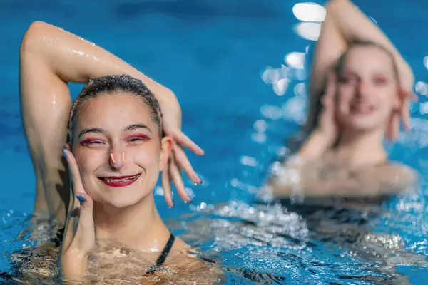 女子双人游泳双人混合泳在训练过程中的优雅 — 图库照片