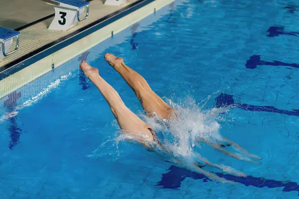 Gesynchroniseerde Gratie Vrouwen Maken Het Duo Springen Het Zwembad — Stockfoto